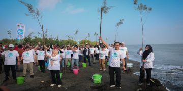 Gubernur Jawa Tengah Ahmad Luthfi memimpin penanaman bibit cemara laut dan mangrove di pesisir Pantai Tirang Kota Semarang. Foto: Ist.