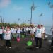 Gubernur Jawa Tengah Ahmad Luthfi memimpin penanaman bibit cemara laut dan mangrove di pesisir Pantai Tirang Kota Semarang. Foto: Ist.