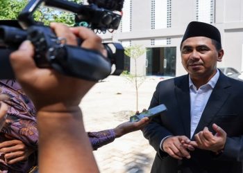 Wakil Gubernur Jateng, Taj Yasin memberikan keterangan pers di sela acara Wisuda SMK Al Anwar ke-6 dan MTs Sains Al Anwar ke-1 Islamic Boarding School di Sarang, Rembang, Sabtu, 6 Juni 2026. Foto: Ist.