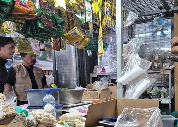 Petugas Bulog Surakarta mengecek harga beras dan komoditas pangan lainnya di Pasar Legi, Solo, Minggu, 7 Juni 2026. Foto: Ist.