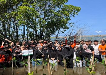 Sebanyak 10 kader HW UMS turut melakukan penanaman mangrove di Pantai Baros, Bantul, Yogyakarta. Foto: Ist.