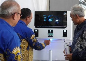 Ilustrasi - Pemanfaatan tumbler di water station Fakultas Teknik UMS. Foto: Ist.