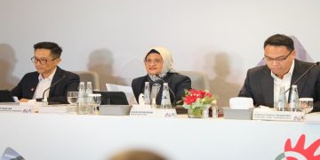 Komisaris Utama Telkom Angga Raka Prabowo (paling kanan), Direktur Utama Telkom Dian Siswarini (tengah), Direktur Human Capital Management Telkom Willy Saelan dalam agenda RUPS Tahunan tahun buku 2025. Foto: Ist.