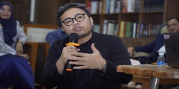 Mahasiswa Magister Manajemen FEB UMS, Mohamad Nisman Fadhil, S.E., memberikan materi dalam kegiatan Jualan Laris Malaysia 2026. Foto: Ist.