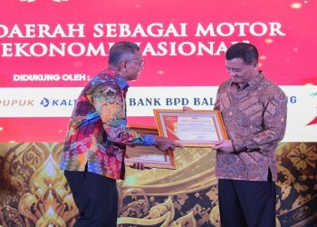 Gubernur Ahmad Luthfi menerima penghargaan dalam ajang Top Regional Leader 2026 di Jakarta, Kamis, 11 Juni 2026. Foto: Ist.