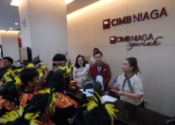 Head of Region Jakarta CIMB Niaga Adeline Hendarto bersama Branch Manager KCP Daan Mogot CIMB Niaga Tilien Kurniawan menjelaskan fungsi perbankan kepada para peserta kegiatan Tour de Bank di Kantor Cabang CIMB Niaga Bintaro, Tangerang Selatan, Sabtu (13/6/2026). Foto: Ist.