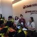 Head of Region Jakarta CIMB Niaga Adeline Hendarto bersama Branch Manager KCP Daan Mogot CIMB Niaga Tilien Kurniawan menjelaskan fungsi perbankan kepada para peserta kegiatan Tour de Bank di Kantor Cabang CIMB Niaga Bintaro, Tangerang Selatan, Sabtu (13/6/2026). Foto: Ist.