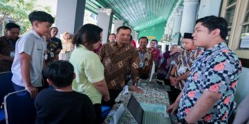 Gubernur Jawa Tengah Ahmad Luthfi memantau pelaksanaan SPMB tingkat SMA/SMK Negeri tahun ajaran 2026/2027. Foto: Ist. Foto: Ist.