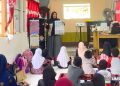 Mahasiswa UMS memberikan melakukan edukasi PHBS serta konsep gizi seimbang kepada anak-anak diaspora Indonesia di Malaysia. Foto: Ist.