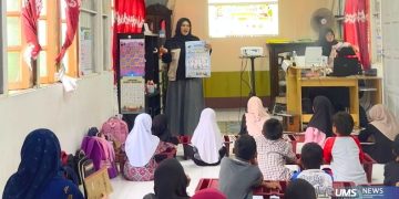Mahasiswa UMS memberikan melakukan edukasi PHBS serta konsep gizi seimbang kepada anak-anak diaspora Indonesia di Malaysia. Foto: Ist.