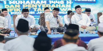 Menteri ATR/BPN, Nusron Wahid bersama Gubernur Ahmad Luthfi, dan Wakil Gubernur Taj Yasin saat acara penyerahan 243 sertifikat tanah wakaf kepada 243 nadzir se-Jawa Tengah di Gedung Gradhika Bhakti Praja, Semarang Selasa 16 Juni 2026. Foto: Ist.