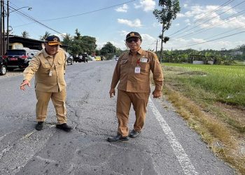 Kepala DPUPR Jawa Tengah, Henggar Budi Anggoro saat mengecek ruas jalan Ngadirojo-Giriwoyo Wonogiri pada Senin, 15 Juni 2026. Foto: Ist.