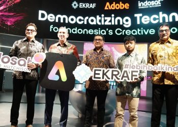 Teuku Riefky Harsya, Menteri Ekonomi Kreatif; Vikram Sinha, President Director and Chief Executive Officer Indosat Ooredoo Hutchison; dan David Wadhwani President of Creativity & Productivity Business Adobe berkolaborasi mendukung masyarakat Indonesia dalam mengubah kreativitas menjadi peluang melalui pemanfaatan teknologi dan AI. Foto: Ist.