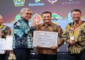 Ketua KPK RI Setyo Budiyanto menyerahkan piagam penghargaan kepada Gubernur Jawa Tengah Ahmad Luthfi dalam acara Launching Nasional Program E-Learning ASN Berintegritas di Kantor LAN RI, Jakarta, pada Rabu, 17 Juni 2026. Foto: Ist.
