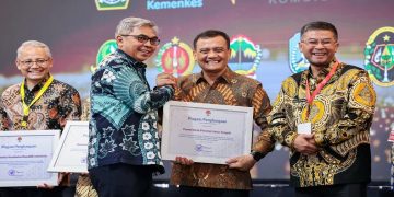 Ketua KPK RI Setyo Budiyanto menyerahkan piagam penghargaan kepada Gubernur Jawa Tengah Ahmad Luthfi dalam acara Launching Nasional Program E-Learning ASN Berintegritas di Kantor LAN RI, Jakarta, pada Rabu, 17 Juni 2026. Foto: Ist.