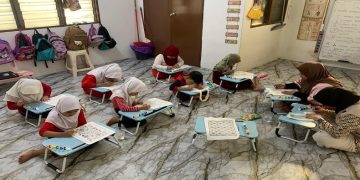 Mahasiswa KKN Internasional UMS menyelenggarakan pelatihan membatik untuk anak pekerja migran Indonesia di Malaysia. Foto: Ist.
