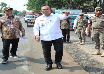 Kepala DPUPR Jateng, Henggar Budi Anggoro bersama Bupati Sragen, Sigit Pamungkas meninjau kondisi Jalan Sukowati dan ruas Galeh-Ngrampal, Kamis (18/6/2026). Foto: Ist.