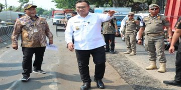 Kepala DPUPR Jateng, Henggar Budi Anggoro bersama Bupati Sragen, Sigit Pamungkas meninjau kondisi Jalan Sukowati dan ruas Galeh-Ngrampal, Kamis (18/6/2026). Foto: Ist.