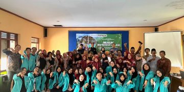 Foto bersama Tim PPK Ormawa FIK UMS dan masyarakat. Foto: Ist.