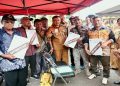 Gubernur Ahmad Luthfi menyerahkan secara simbolis dokumen perizinan berusaha subsektor penangkapan ikan kepada nelayan di Pendopo Kota Tegal, Senin (22/6/2026). Foto: Ist.