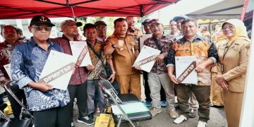 Gubernur Ahmad Luthfi menyerahkan secara simbolis dokumen perizinan berusaha subsektor penangkapan ikan kepada nelayan di Pendopo Kota Tegal, Senin (22/6/2026). Foto: Ist.