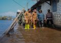 Gubernur Jawa Tengah, Ahmad Luthfi mengunjungi masyarakat yang terdampak rob yang melanda Desa Tunggulsari, Kecamatan Tayu, Kabupaten Pati. Foto: Ist.