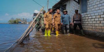 Gubernur Jawa Tengah, Ahmad Luthfi mengunjungi masyarakat yang terdampak rob yang melanda Desa Tunggulsari, Kecamatan Tayu, Kabupaten Pati. Foto: Ist.