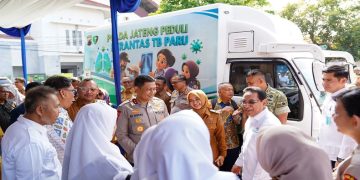 Kapolda Jateng Irjen Pol Ribut Hari Wibowo, bersama Wakil Menteri Kesehatan, Benjamin Paulus Octavianus saat meninjau pelayanan kesehatan gratis di Pendopo Ki Gede Sebayu, Kota Tegal, Selasa (23/6/2026). Foto: Ist.