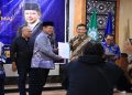 Penyerahan surat keputusan yang diterima oleh Wakil Dekan III FAI UMS. Foto: Ist.