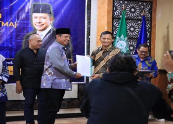 Penyerahan surat keputusan yang diterima oleh Wakil Dekan III FAI UMS. Foto: Ist.