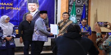 Penyerahan surat keputusan yang diterima oleh Wakil Dekan III FAI UMS. Foto: Ist.