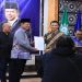Penyerahan surat keputusan yang diterima oleh Wakil Dekan III FAI UMS. Foto: Ist.