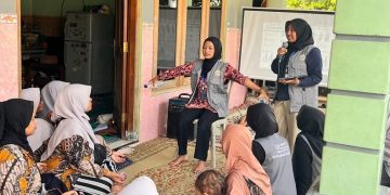 Mahasiswa KKN FIK UMS menyelenggarakan edukasi kesehatan dan Cek Kesehatan Gratis di Dukuh Sudimoro, Desa Parangjoro, Kecamatan Grogol, Kabupaten Sukoharjo. Foto: Ist.