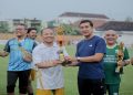 Wakil Rektor 1 UMS, Prof. Ihwan Susila, S.E., M.Si., Ph.D., saat menerima piala juara 1. Foto: Ist.