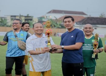 Wakil Rektor 1 UMS, Prof. Ihwan Susila, S.E., M.Si., Ph.D., saat menerima piala juara 1. Foto: Ist.
