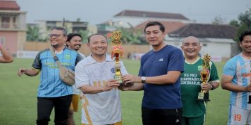 Wakil Rektor 1 UMS, Prof. Ihwan Susila, S.E., M.Si., Ph.D., saat menerima piala juara 1. Foto: Ist.