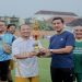 Wakil Rektor 1 UMS, Prof. Ihwan Susila, S.E., M.Si., Ph.D., saat menerima piala juara 1. Foto: Ist.