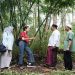 Direktur Compliance, Corporate Affairs & Legal CIMB Niaga Fransiska Oei didampingi Ketua Koperasi Syariah Wana Makmur Lestari Desa Pemepek Hardi, serta Direktur Komunikasi dan Kemitraan Yayasan KEHATI Rika Anggraini mengunjungi  area tanam konservasi bambu di Dusun Gelogor, Desa Pemepek, Lombok Tengah, Nusa Tenggara Barat, Jumat (26/6/2026). Foto: Ist.