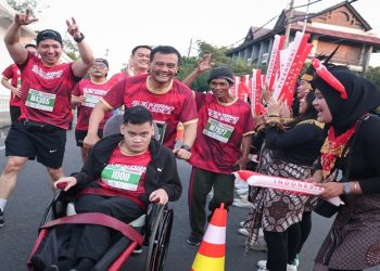 Gubernur Jawa Tengah, Ahmad Luthfi mengikuti Soekarno Run 2026 di Solo sambil mendorong kursi roda putranya, Mohammad Alif Daffa, Minggu (28/6/2026). Foto: Ist.