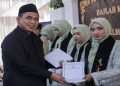 Wakil Gubernur Taj Yasin Maimoen menyalurkan tali asih (bisyaroh) kepada santri hafiz Al-Qur'an di Kendal, Sabtu, 28 Juni 2026. Foto: Ist.