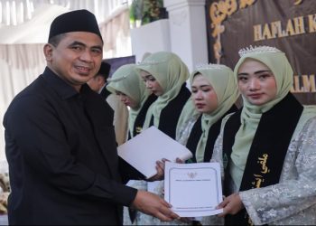 Wakil Gubernur Taj Yasin Maimoen menyalurkan tali asih (bisyaroh) kepada santri hafiz Al-Qur'an di Kendal, Sabtu, 28 Juni 2026. Foto: Ist.