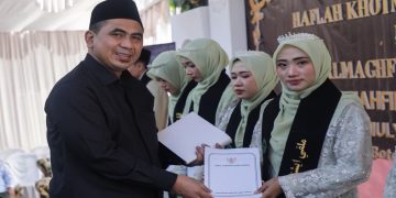 Wakil Gubernur Taj Yasin Maimoen menyalurkan tali asih (bisyaroh) kepada santri hafiz Al-Qur'an di Kendal, Sabtu, 28 Juni 2026. Foto: Ist.