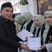 Wakil Gubernur Taj Yasin Maimoen menyalurkan tali asih (bisyaroh) kepada santri hafiz Al-Qur'an di Kendal, Sabtu, 28 Juni 2026. Foto: Ist.