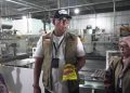 Direktur Utama Perum BULOG, Letnan Jenderal TNI (Purn) Dr. Ahmad Rizal Ramdhani, S.Sos., S.H., M.Han., meninjau fasilitas produksi PT KMR, Sabtu (27/6/2026). Foto: Ist.