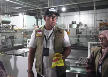 Direktur Utama Perum BULOG, Letnan Jenderal TNI (Purn) Dr. Ahmad Rizal Ramdhani, S.Sos., S.H., M.Han., meninjau fasilitas produksi PT KMR, Sabtu (27/6/2026). Foto: Ist.