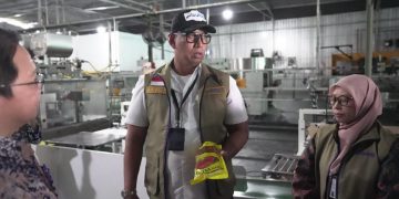 Direktur Utama Perum BULOG, Letnan Jenderal TNI (Purn) Dr. Ahmad Rizal Ramdhani, S.Sos., S.H., M.Han., meninjau fasilitas produksi PT KMR, Sabtu (27/6/2026). Foto: Ist.