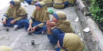 Para siswa antusias mengikuti simulasi operasi menanam TOGA. Foto: Ist.