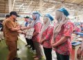 Gubernur Jawa Tengah, Ahmad Luthfi menyerahkan BLT DBHCHT secara simbolis kepada pekerja di PT Djarum Brak Karangbener, Kabupaten Kudus, Senin Senin, 29 Juni 2026. Foto: Ist.