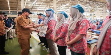 Gubernur Jawa Tengah, Ahmad Luthfi menyerahkan BLT DBHCHT secara simbolis kepada pekerja di PT Djarum Brak Karangbener, Kabupaten Kudus, Senin Senin, 29 Juni 2026. Foto: Ist.