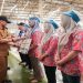 Gubernur Jawa Tengah, Ahmad Luthfi menyerahkan BLT DBHCHT secara simbolis kepada pekerja di PT Djarum Brak Karangbener, Kabupaten Kudus, Senin Senin, 29 Juni 2026. Foto: Ist.